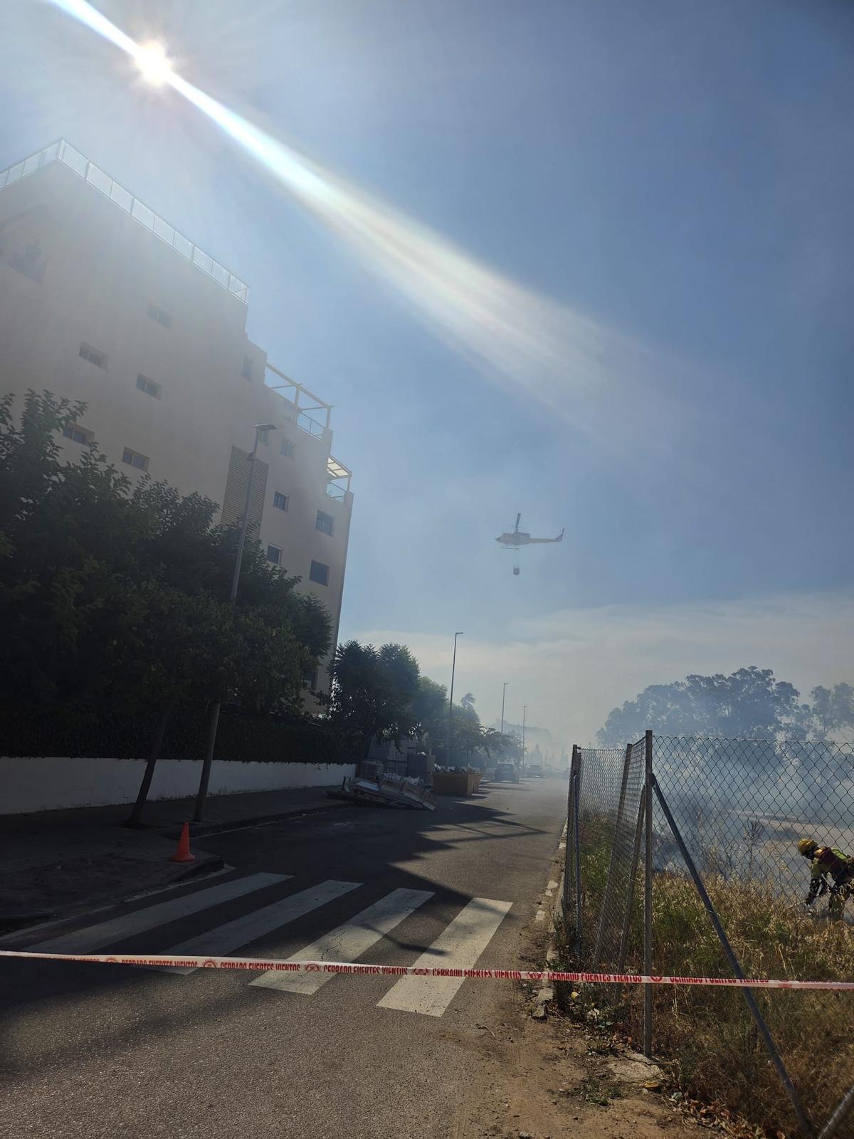 Las labores de extinción en el descampado próximo a la playa del Raset de Dénia
