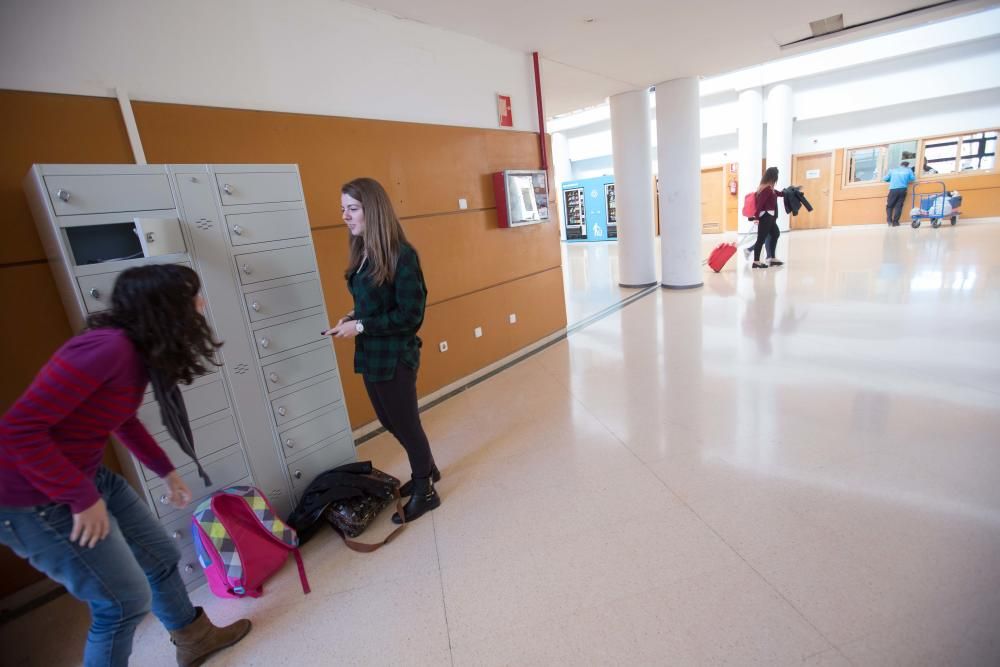 Alumnos usando las taquillas para cargar dispositivos