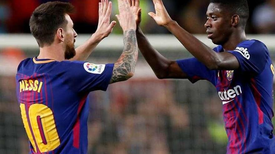 Dembelé, que debutó con el Barça, celebra un gol con Messi.