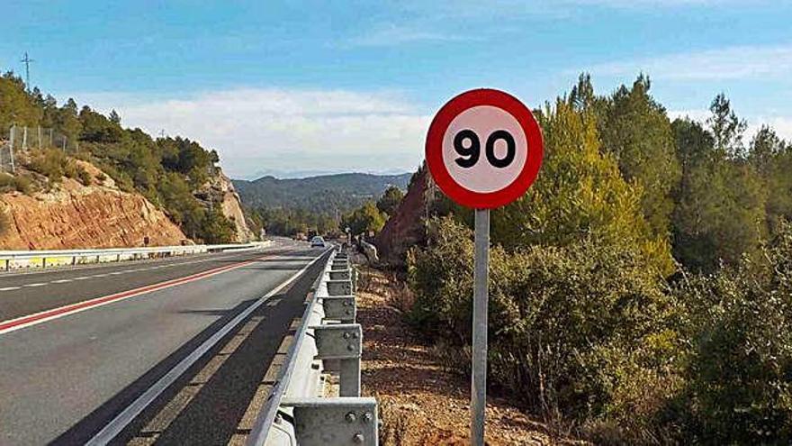 Un dels nous senyals a 90 a l&#039;eix Diagonal, al tram Manresa-Igualada