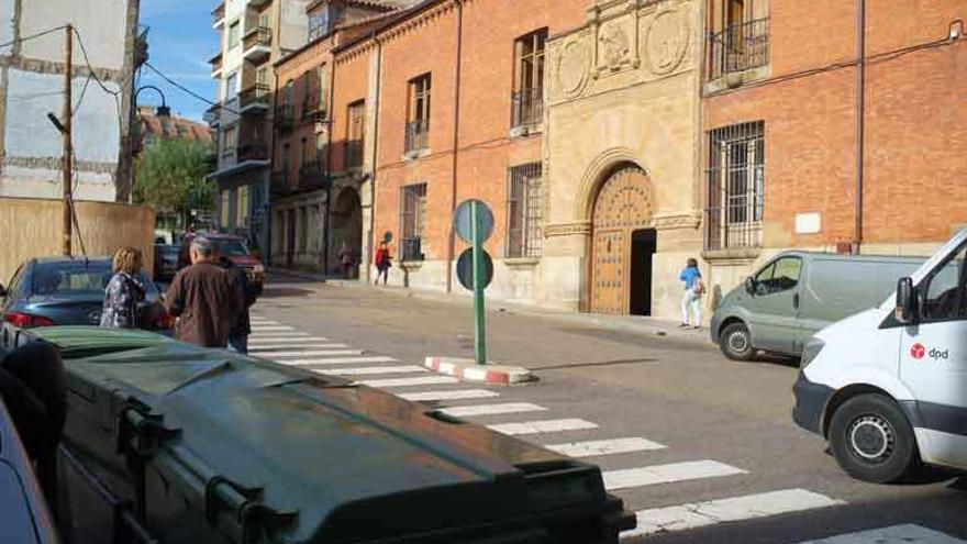 Las quejas fuerzan la retirada de tres contenedores del Hospital de la Piedad