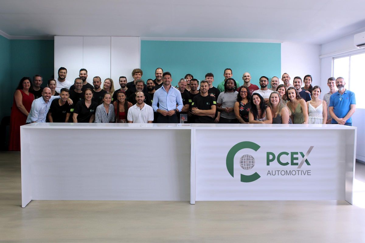 David Santiago junto a su equipo de PCEX equipo Premio Cámara