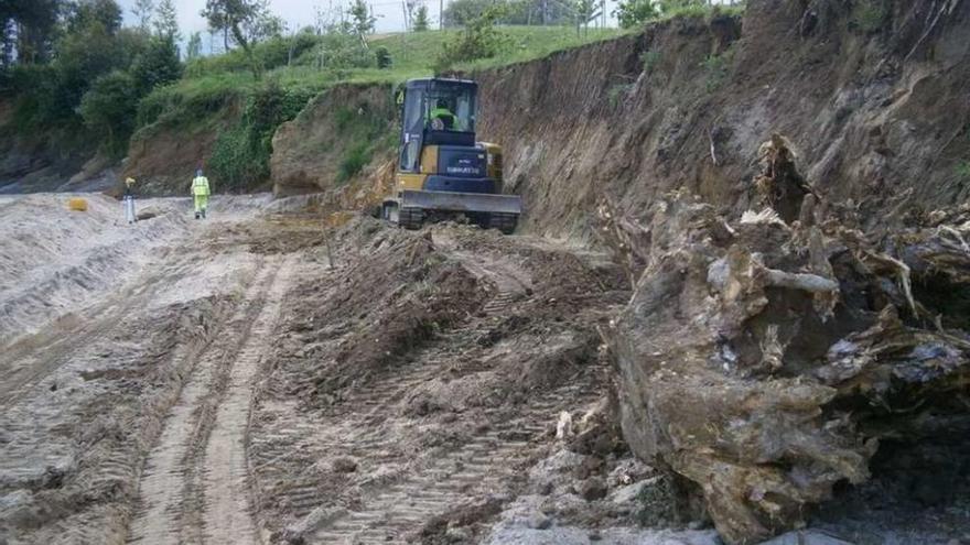 Obras realizadas en la playa de O Regueiro, en Bergondo, el año pasado.