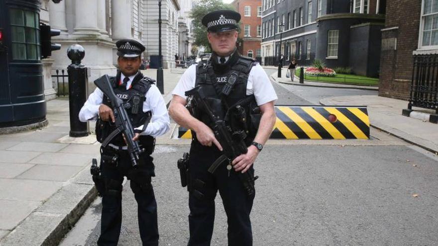 Policías vigilan Downing Street.