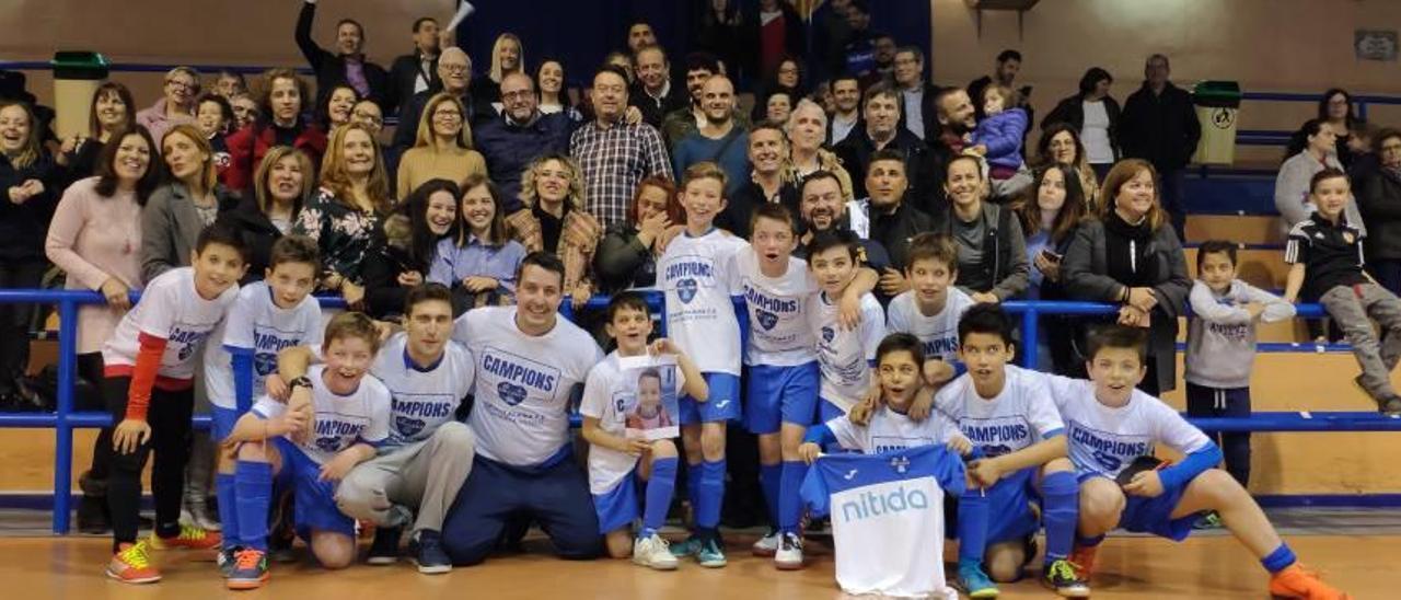 Celebración del título de liga conseguido por el conjunto benjamín del Nítida Alzira.