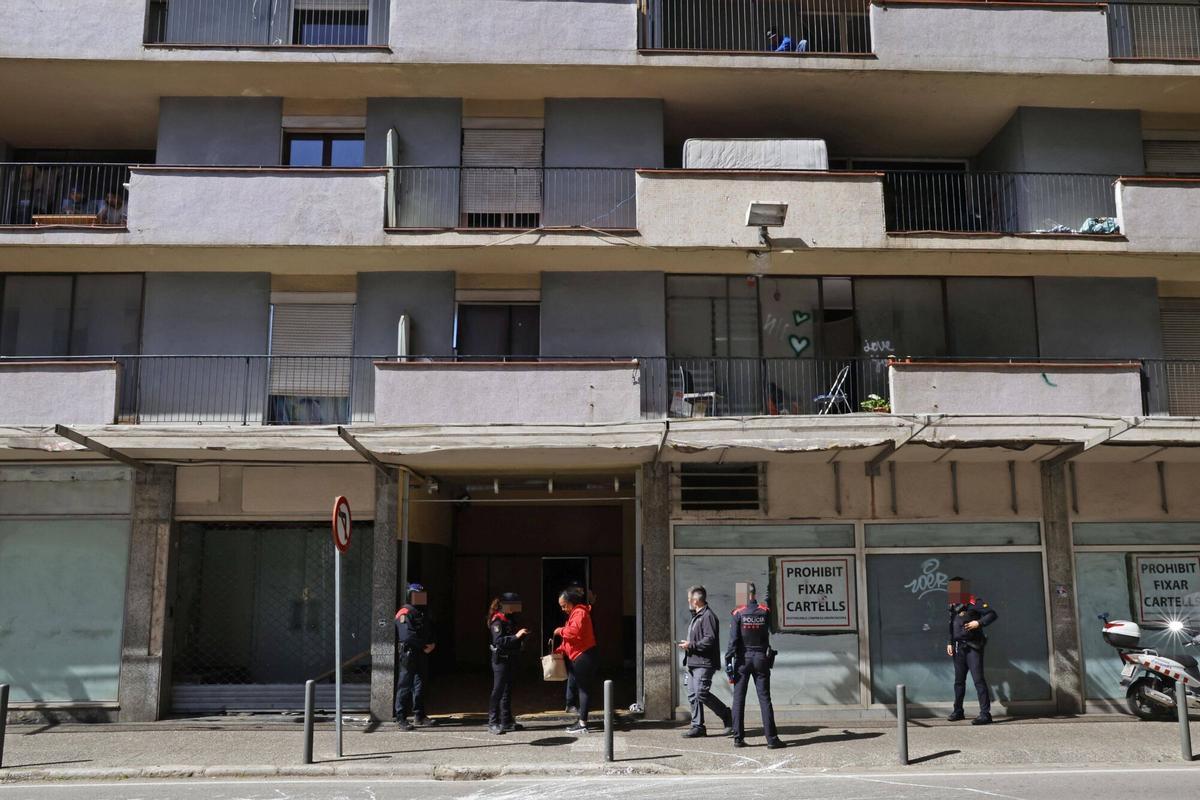 Tècnics de l’Ajuntament de Girona revisen l’estat del bloc ocupat de la ronda Ferran Puig amb suport de la policia