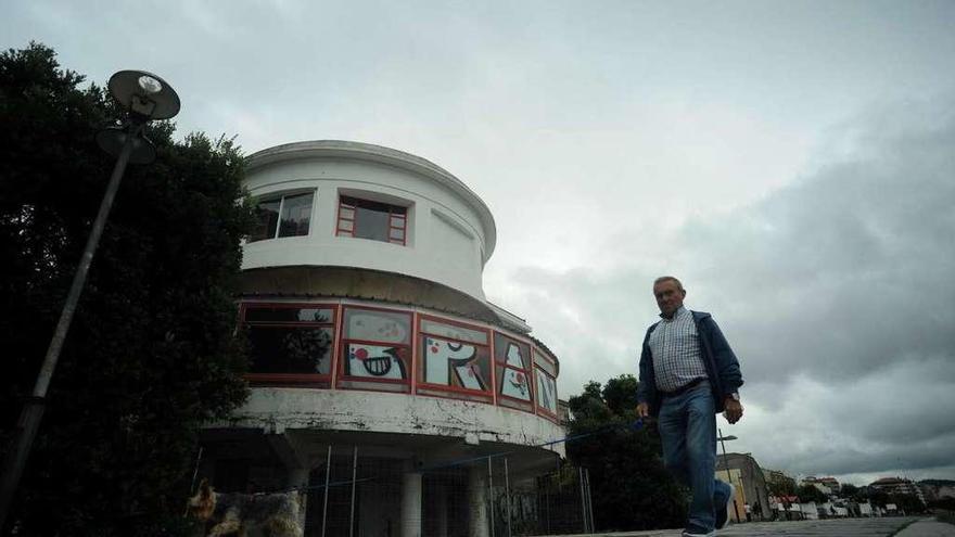 La balconada del balneario de la playa de Compostela. // Iñaki Abella