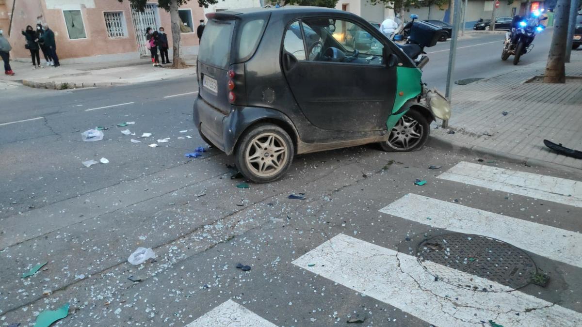 Así quedó el coche del hombre.