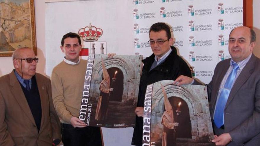 Desde la izquierda: Marcos, López, Salvador y Ferrero, con el cartel.