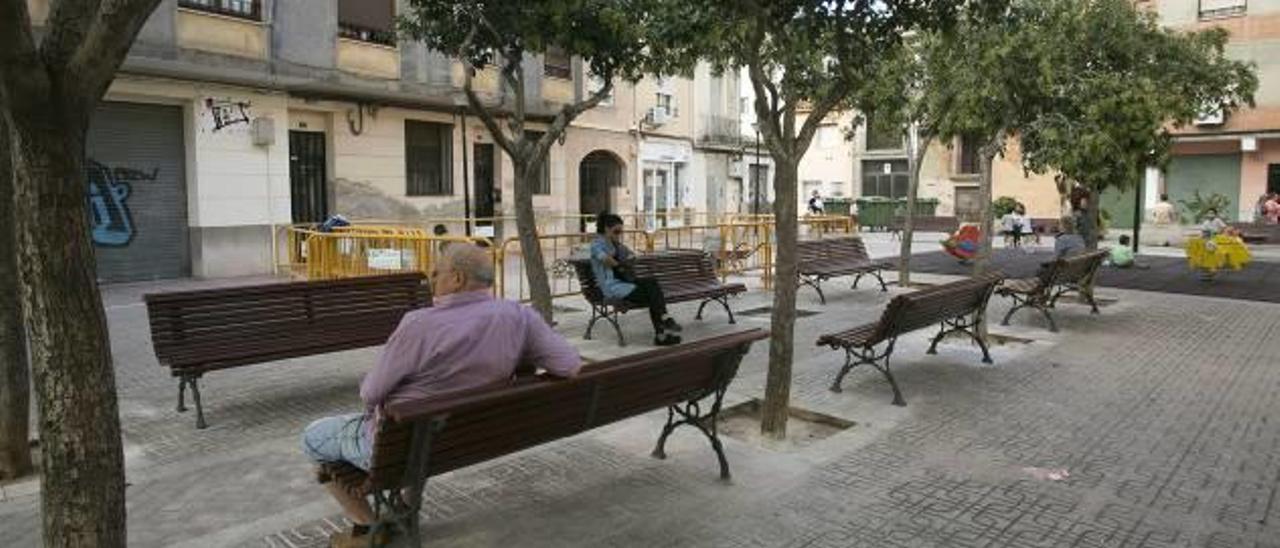 La renovación del  mobiliario urbano en la plaza Mallorca irrita a los vecinos