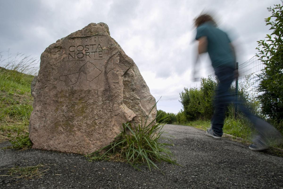Un tramo de la senda a su paso por Arnao.