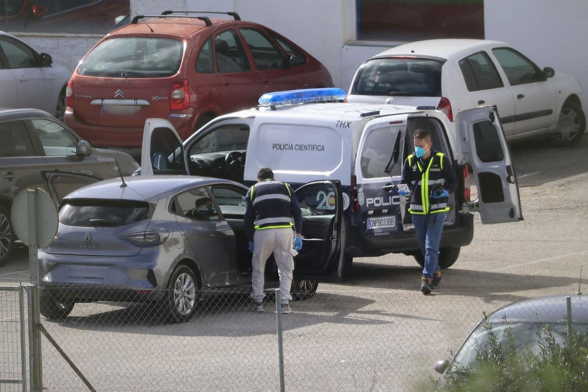 La policía nacional analiza el coche del presunto autor del homicidio ocurrido en Algeciras.