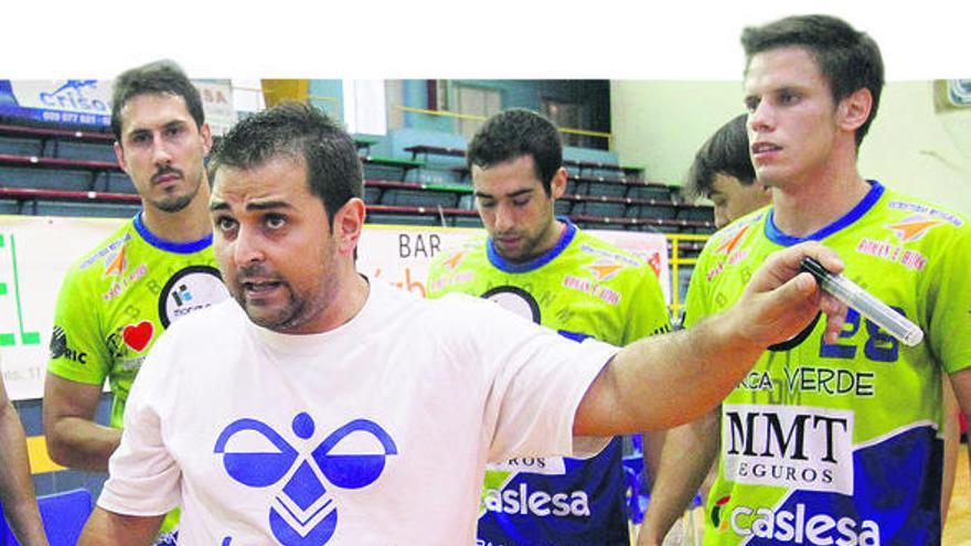 Edu García Valiente, técnico del MMT Seguros, da instrucciones a sus jugadores en un amistoso.