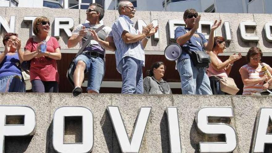 El comité de empresa de Povisa informó de la sentencia a los empleados desde el balcón.  // Jorge Santomé