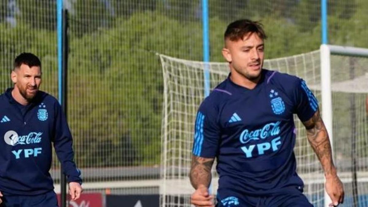 Maffeo, en primer término, observado por Messi, en un entrenamiento de la selección argentina.