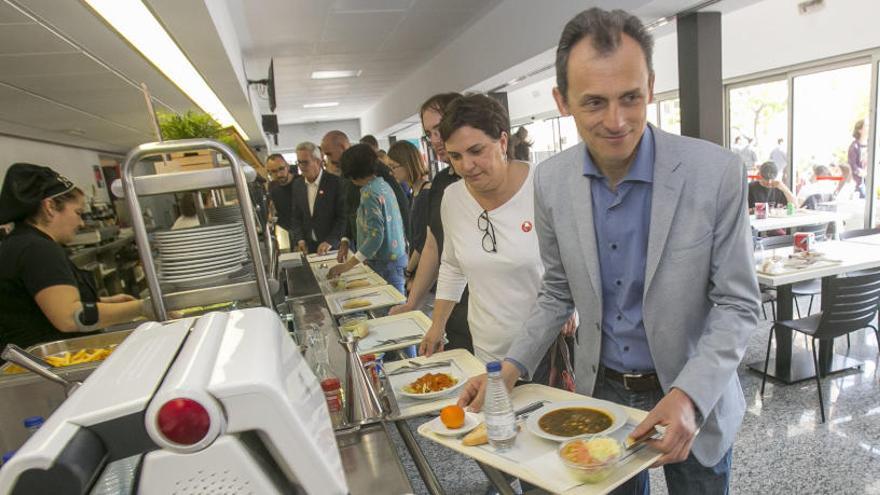 El ministro astronauta come rancho universitario