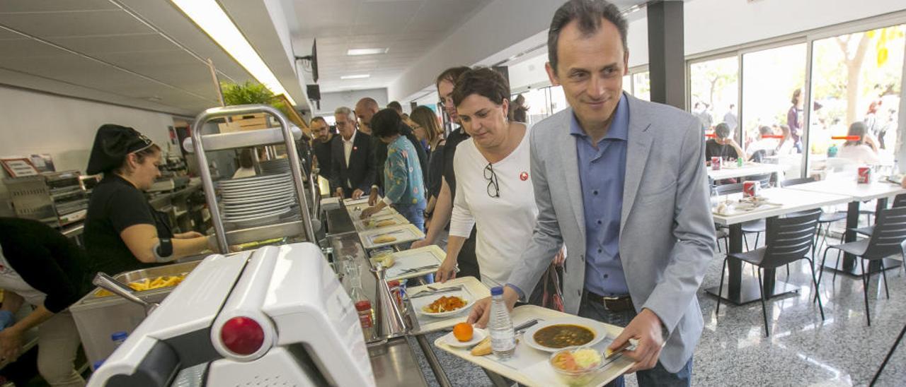 Pedro Duque avanza con la bandeja de comida en el comedor de la cafetería de Ciencias.