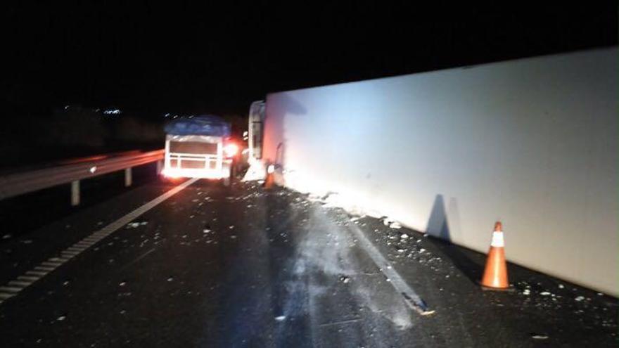 Cortada la autovía A66 a la altura de Aljucén por el vuelco de un camión