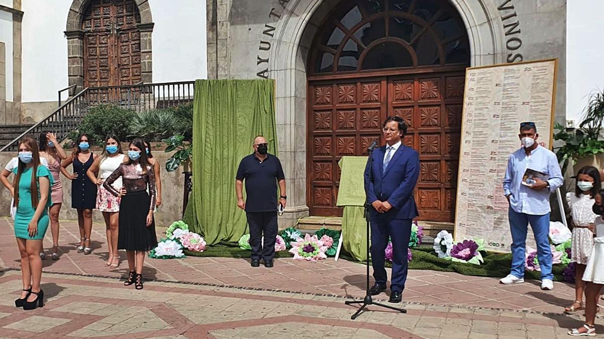 Las aspirantes a reina adulta e infantil asistieron a la presentación, junto al alcalde, el párroco y el autor del cartel. | | E.D.