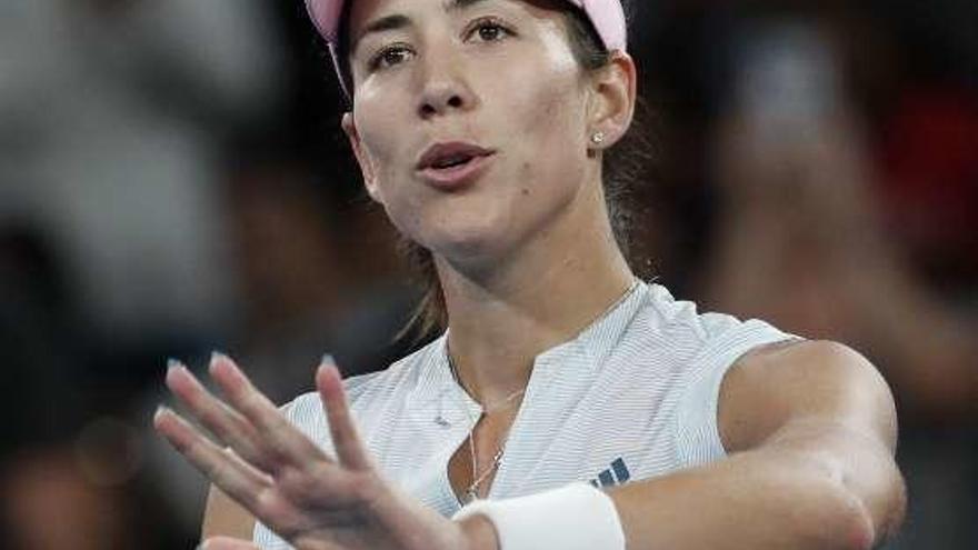 Garbiñe Muguruza saluda tras el partido.