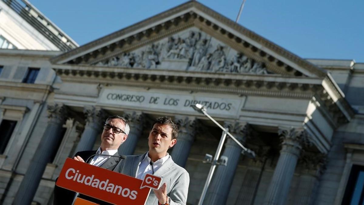 El candidato de Ciudadanos, Albert Rivera, y su jefe de campaña, José Manuel Villegas, este jueves, dan una rueda de prensa ante el Congreso de los Diputados.