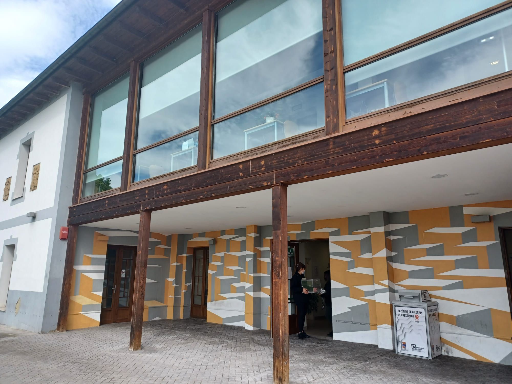 Leer en un palacio: así es la biblioteca de Lugo de Llanera, instalada en una casona del siglo XVII