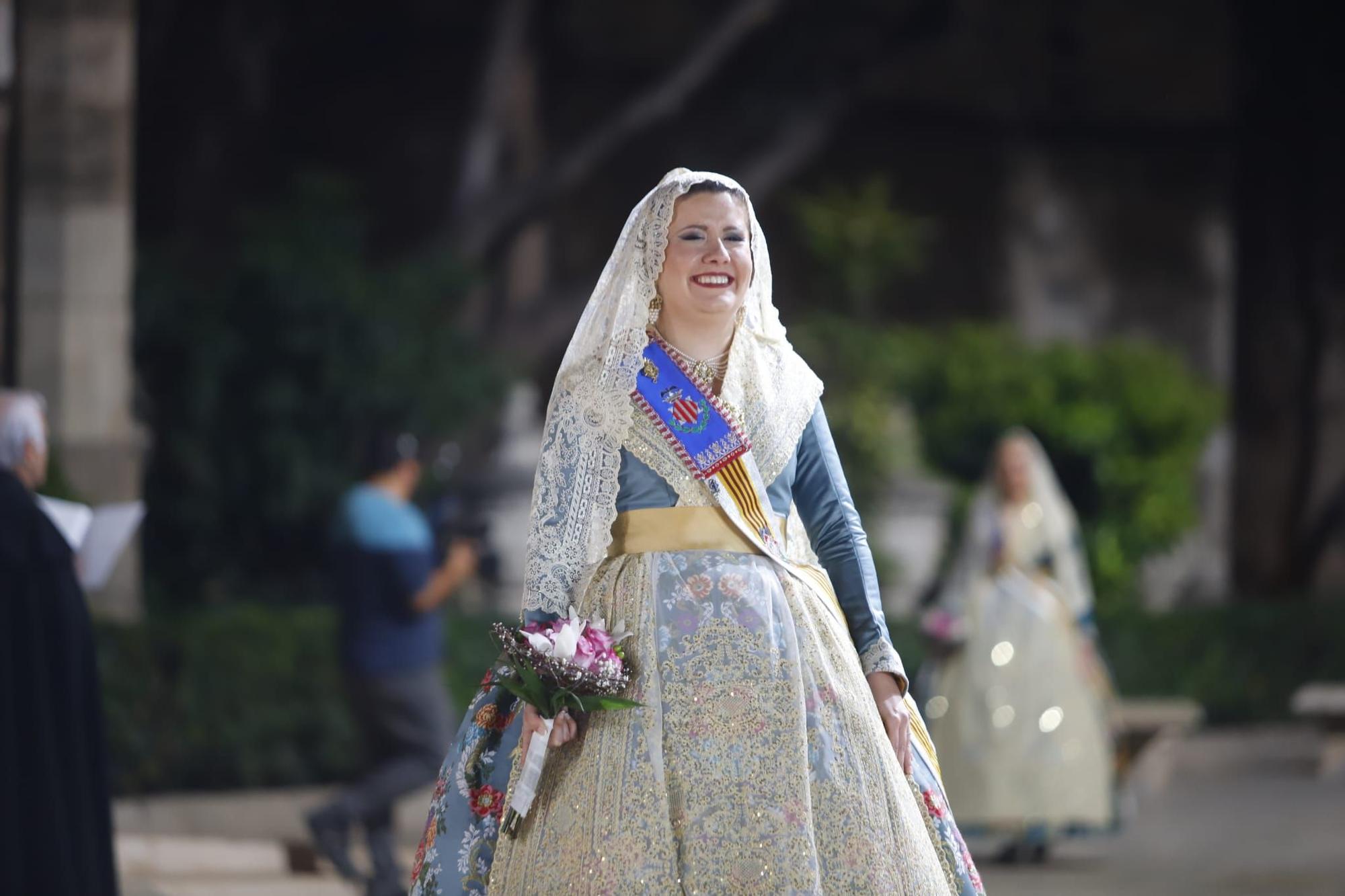 Laura Mengó y su corte coronan la ofrenda a la Virgen