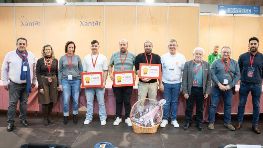 En el centro los tres ganadores, con jurado y políticos en Xantar. |  Roi Cruz