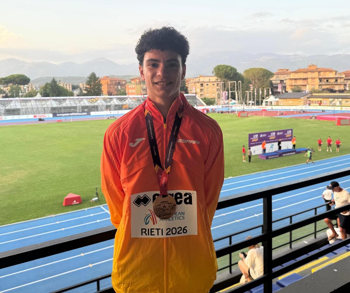 El atleta del CA Safor Teika de Gandia, con la medalla al cuello