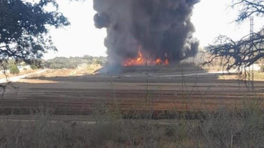 Extinguen un incendio en una balsa de decantación de una planta de biogás en Campillos