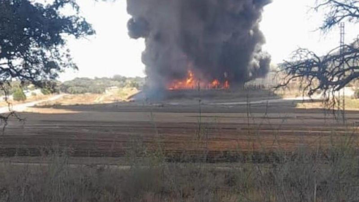 Incendio en la balsa de decantación de materia orgánica de una planta de biogás en Campillos.