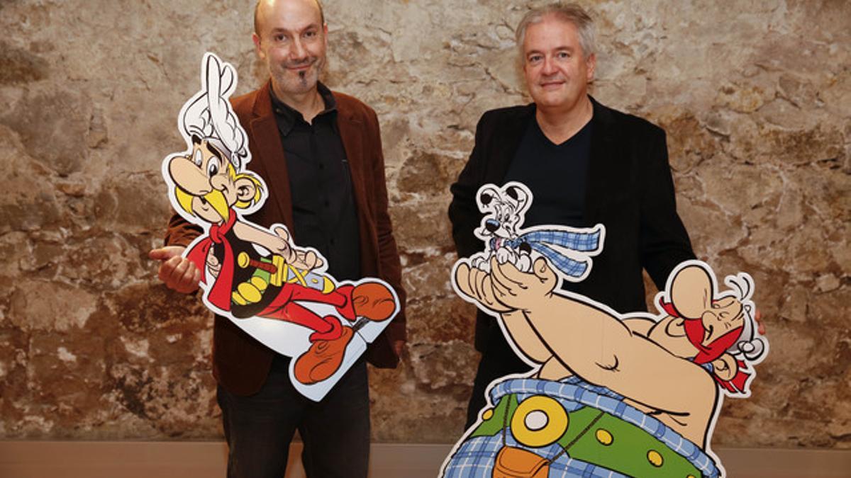 El guionista Jean-Yves Ferri, con Astérix, y el dibujante Didier Conrad, con Obélix, este martes, en Barcelona.