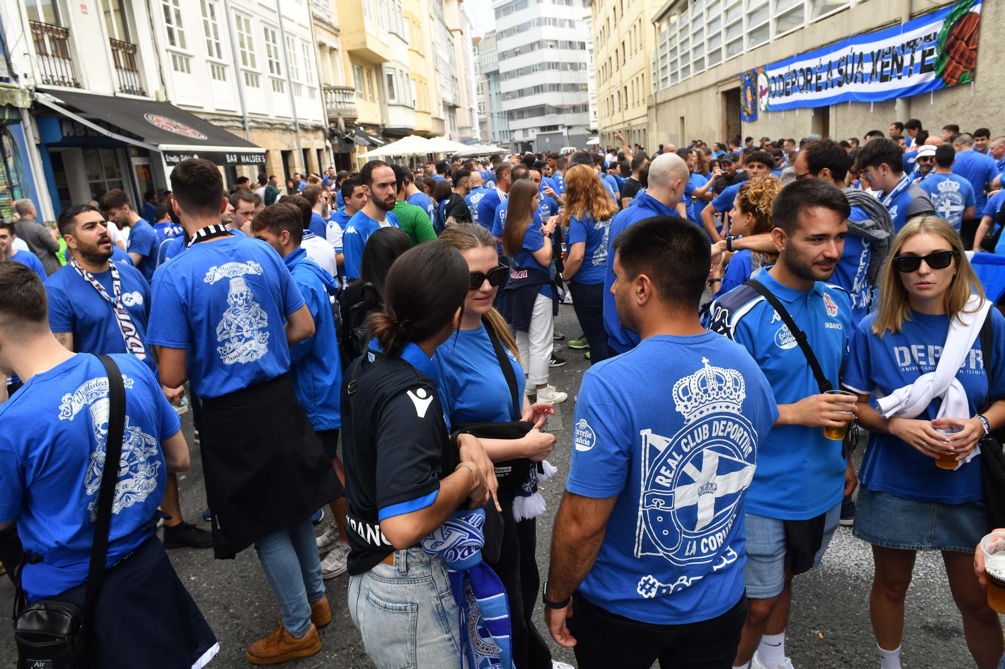 Ambientazo en la calle San Juan en la previa del Deportivo-Castellón