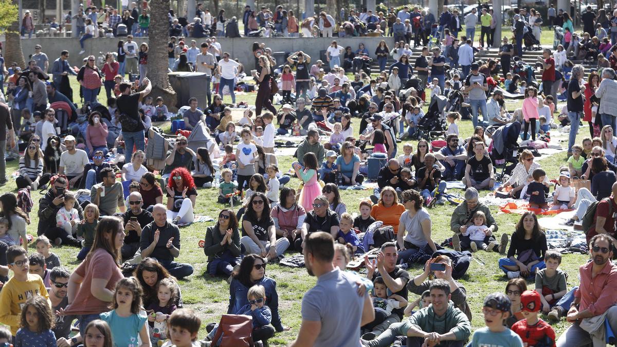 Multitud de gent al Black Music Pícnic, al Parc Migdia de Girona.