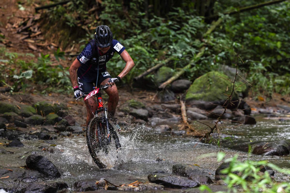 Competición multideportiva exclusivamente femenina Raid des Alizes en la isla caribeña francesa de Martinica, cada equipo representa una organización benéfica