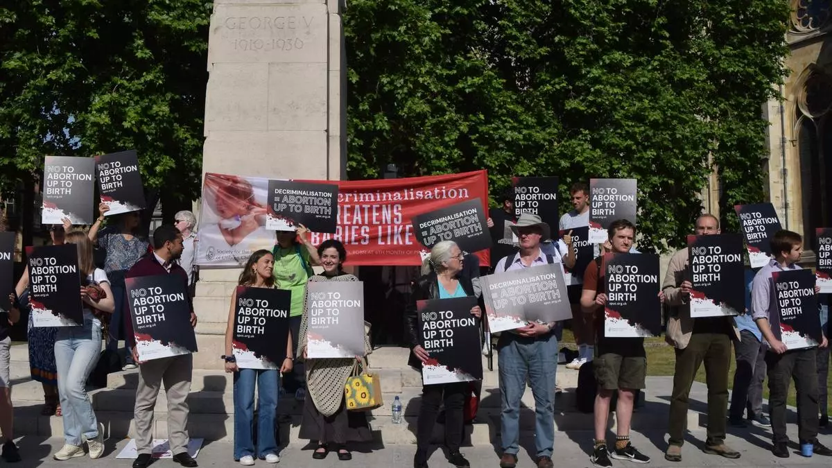 El Parlamento británico aprueba la despenalización del aborto de más de 24 semanas