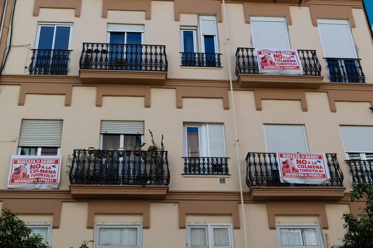 Valencia. VLC. Carteles de protesta por las viviendas turísticas en Ruzafa