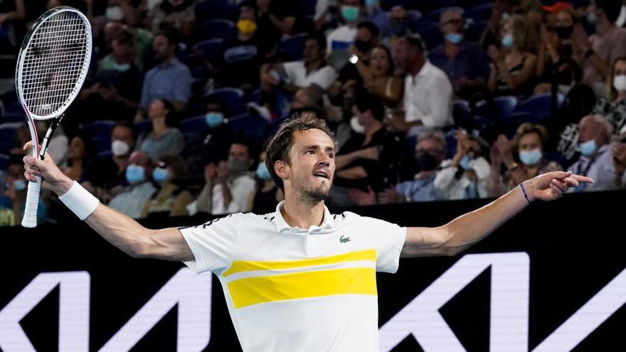 Medvedev celebra su victoria sobre Tsitsipas.