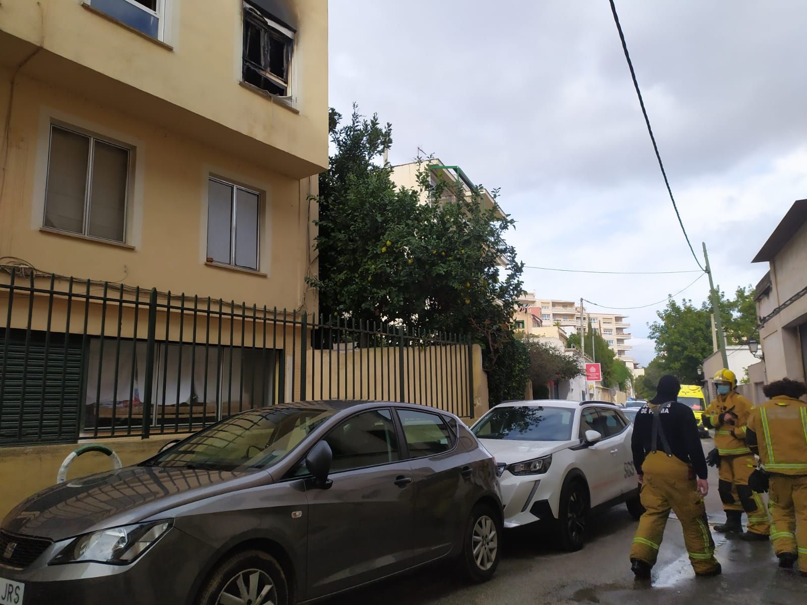 Quince desalojados por un incendio en un piso de El Terreno