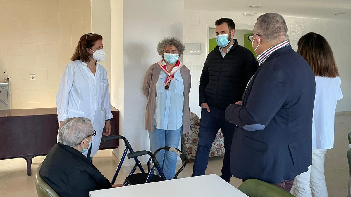 Granados, Salaya y Pulido, ayer en su visita a la residencia Cervantes.