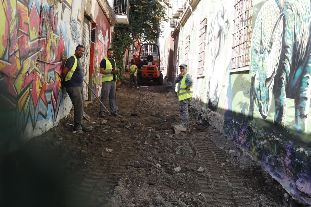 El empedrado de la calle Pinillos ha sido levantado esta semana.