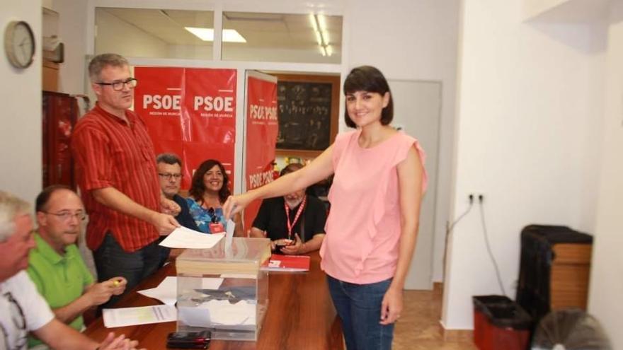 María González Veracruz mete su voto en la urna.
