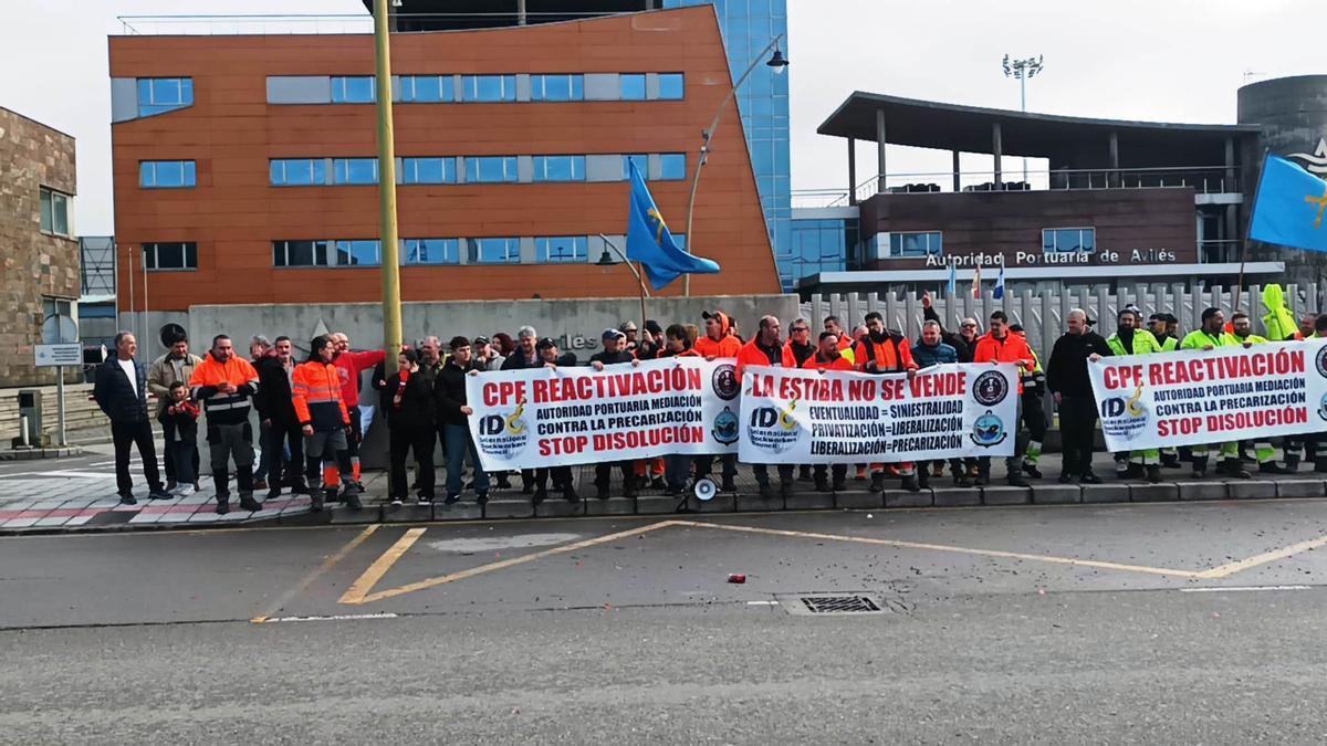 Los estibadores concentrados la semana pasada a las puertas de la Autoridad Portuaria de Avilés.
