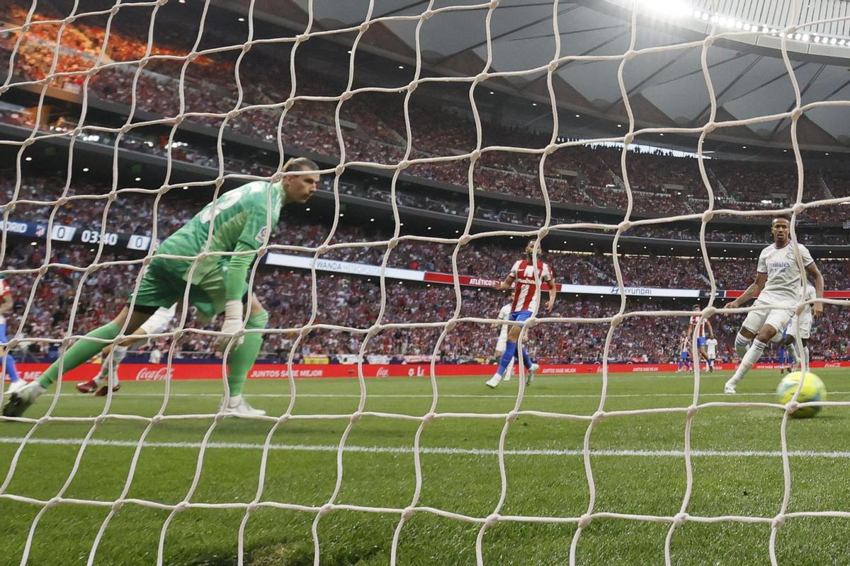 MADRID, 08/05/2022.- El portero ucraniano del Real Madrid Andriy Lunin, durante el partido de la jornada 35 de Liga en Primera División que Atlético de Madrid y Real Madrid disputan hoy domingo en el estadio Wanda Metropolitano, en Madrid. EFE/Ballesteros