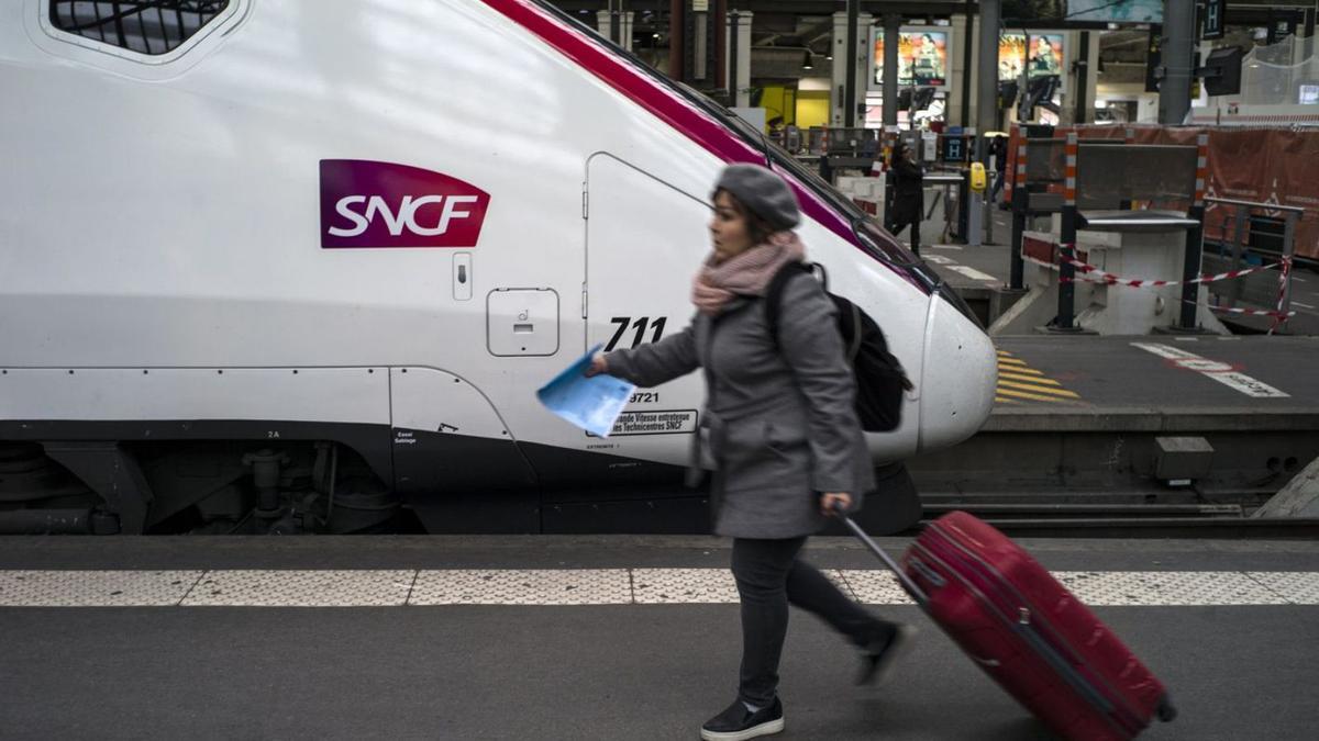 Un tren  de la companyia francesa SNCF, a París, en una imatge d’arxiu.  | EFE