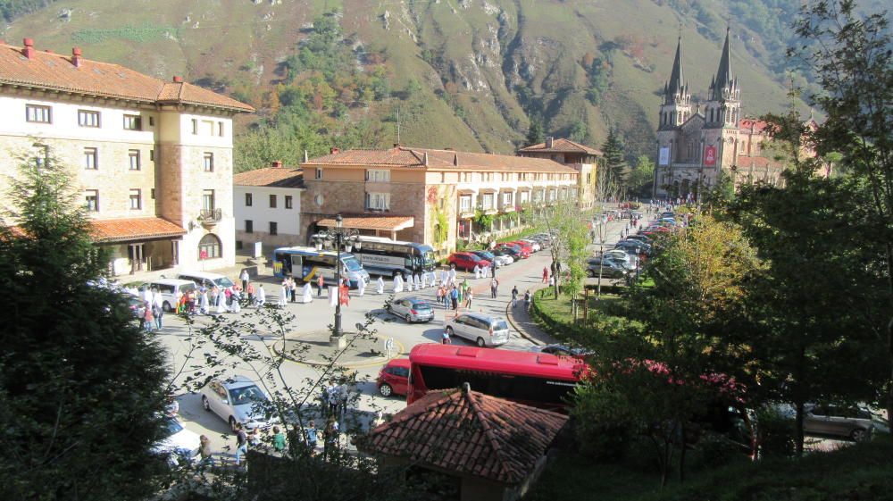 Turistas en Covadonga en el puente del 12 de octubre