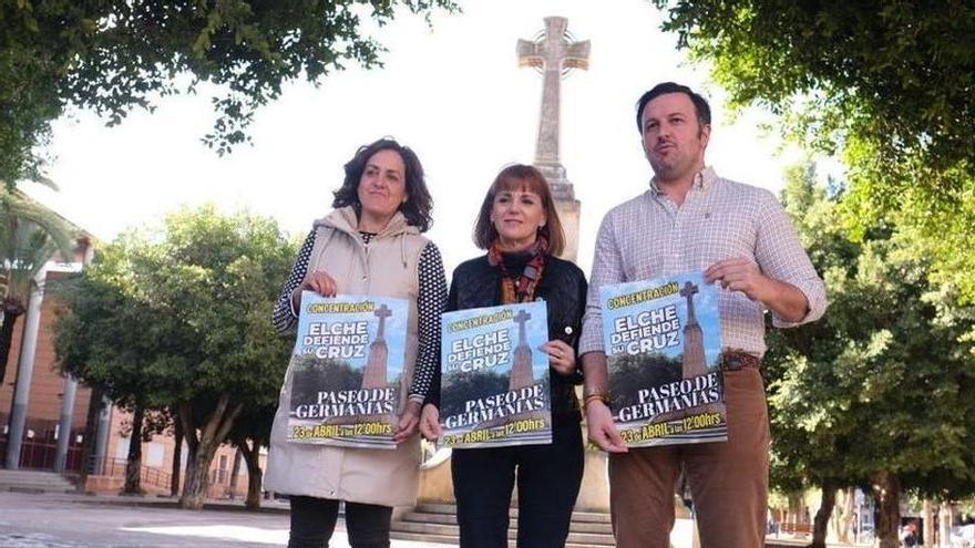 Los portavoces del PP, Vox y Ciudadanos frente a la Cruz de Germanías, en Elche.