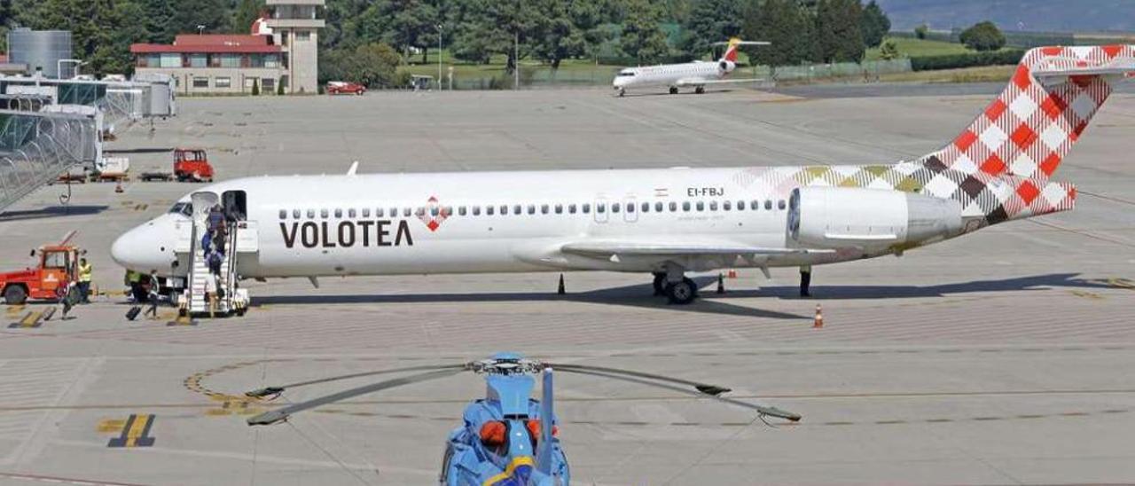 Pasajeros embarcando en el aeropuerto de Peinador en un avión de la aerolínea Volotea. // Marta G. Brea