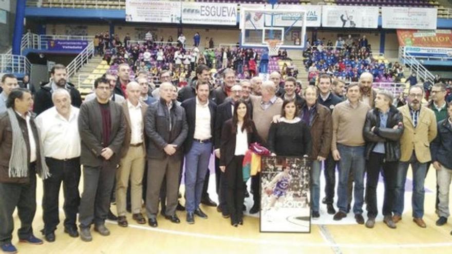 Quino Salvo, en el centro de la imagen, junto a las autoridades y deportistas que ayer le rindieron homenaje en Valladolid.
