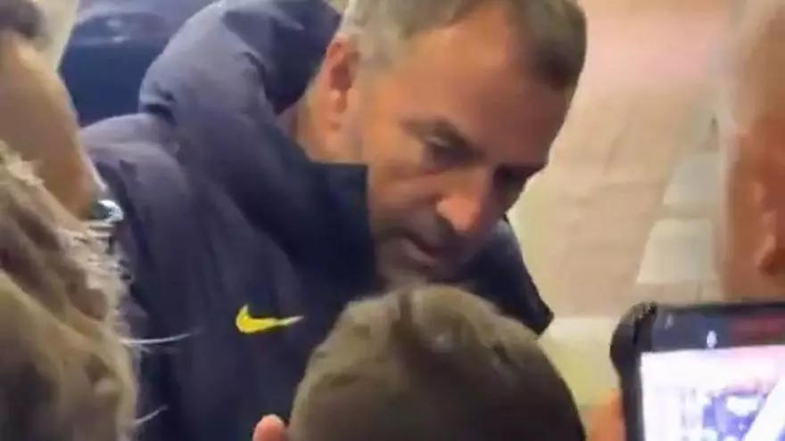 Así ha sido el momento en que Hansi Flick ha ayudado a un niño de no ser aplastado